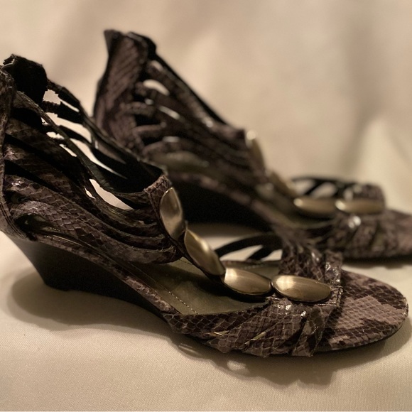 NWOT Women’s Laura Ashley La-Vivian Block Wedge Heel Size 6 1/2 Python Print - Picture 2 of 12